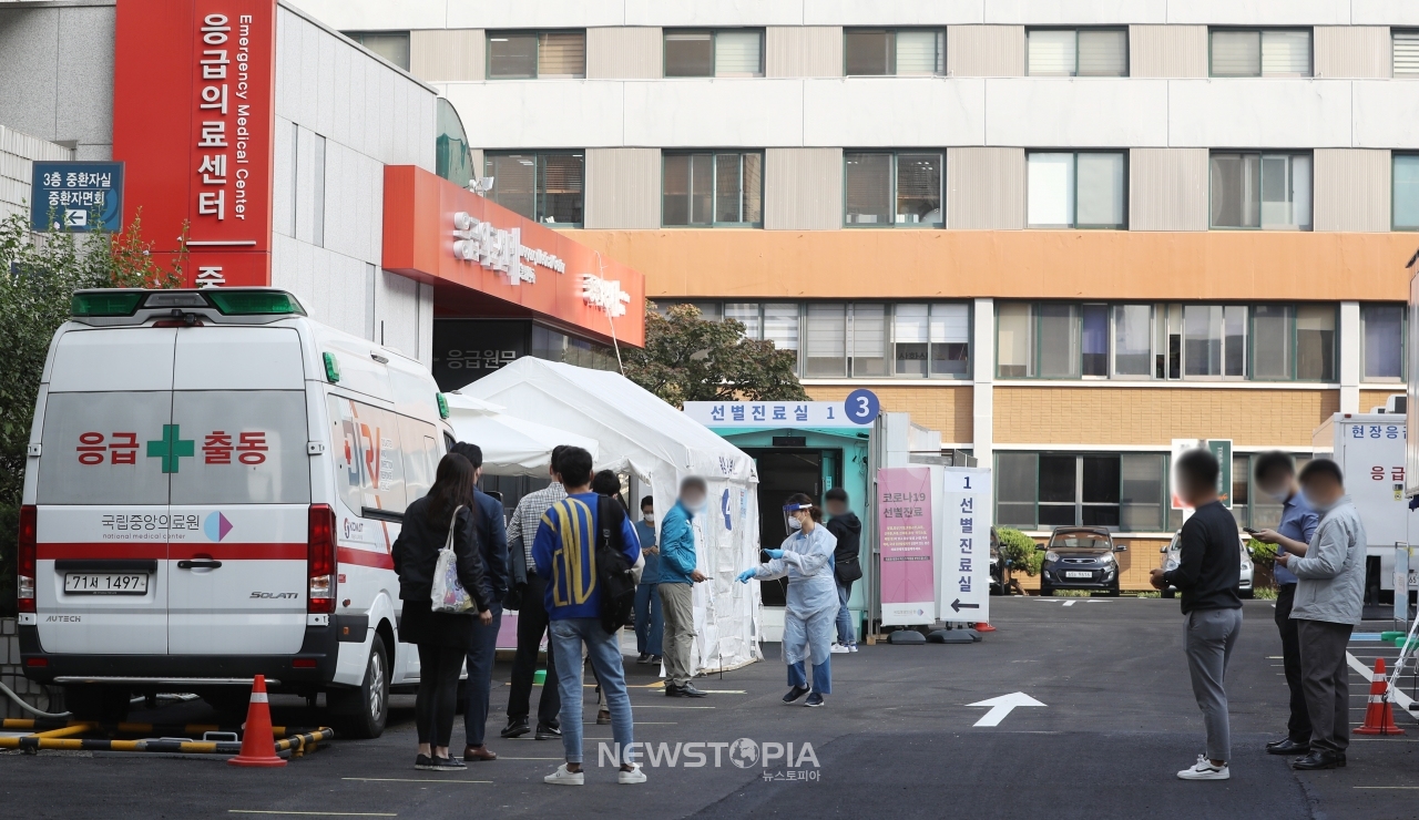 12일 오전 서울 중구 국립중앙의료원 코로나19 선별진료소에서 시민과 해외출국예정자들이 검사를 받기 위해 줄서 기다리고 있다. ⓒ뉴시스