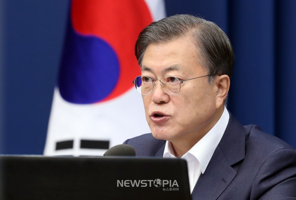 문재인 대통령이 20일 오전 청와대 여민관에서 열린 국무회의에 참석해 발언하고 있다.