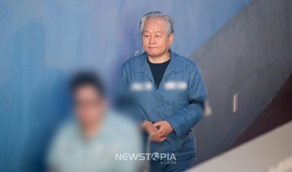 2조원대 불법 다단계 사기 혐의로 징역 12년을 선고받아 옥중에서 다단계 기업을 경영하며 1100억원대 또 다른 사기 범죄를 저지른 주수도 전 제이유그룹 회장이 지난해 22일 서울 서초구 서울중앙지법에서 열린 1차 공판에 출석하고 있다.ⓒ뉴시스