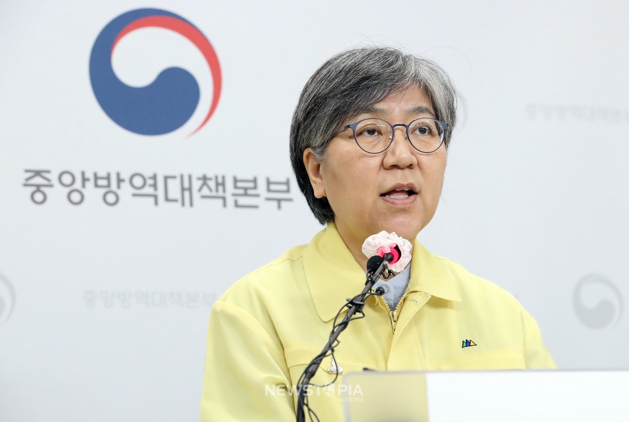 정은경 질병관리청장이 21일 오후 충북 청주시 질병청에서 인플루엔자 예방접종 사업 관련 브리핑을 하고 있다.ⓒ뉴시스