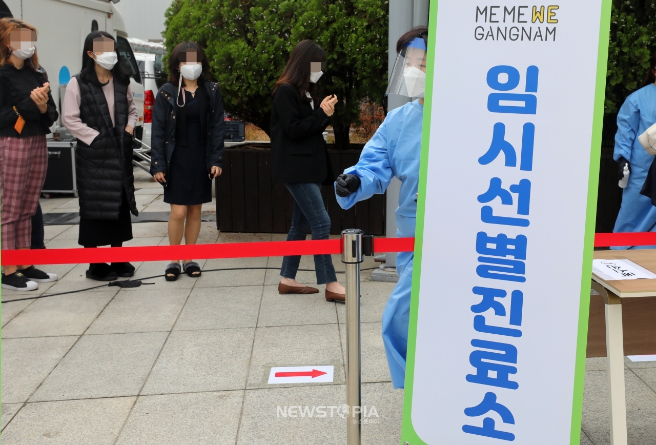 강남구가 2021학년도 대학수학능력시험을 앞두고 학원가의 신종 코로나바이러스 감염증(코로나19) 확산 방지를 위해 지역 내 학원강사 2만 여 명에 대한 전수검사를 실시한 21일 오후 서울 강남구 대치2동주민센터에 마련된 임시선별진료소에서 학원 강사들이 검체 채취를 기다리고 있다.ⓒ뉴시스