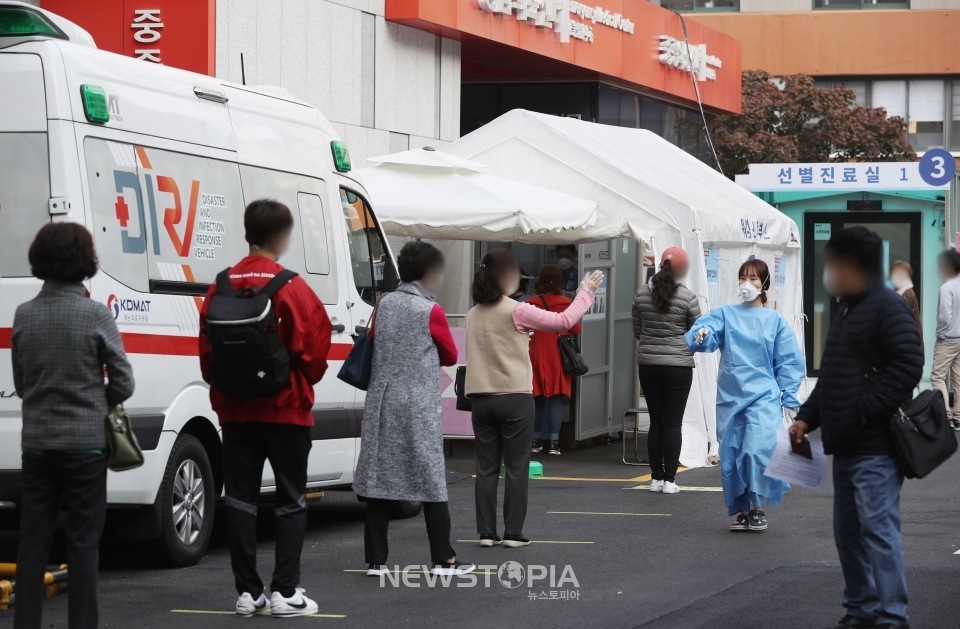 26일 오전 서울 중구 국립중앙의료원 코로나19 선별진료소에서 시민과 출국예정자들이 검사를 받기 위해 줄서 기다리고 있다. ⓒ뉴시스