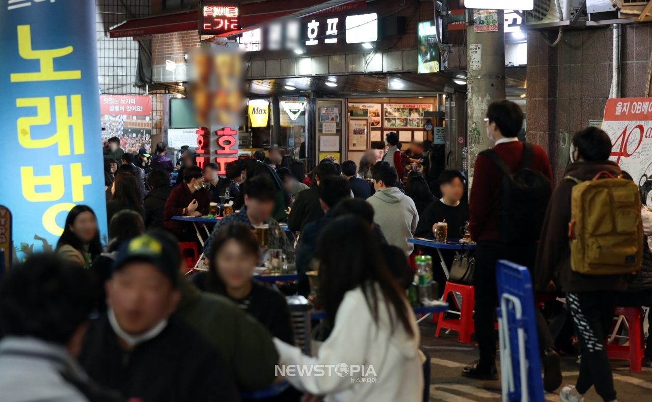 핼러윈 데이를 이틀 앞두고 서울의 신종 코로나바이러스 감염증(코로나19) 일일 확진자가 1개월 만에 최다인 43명을 기록한 29일 서울 중구 을지로노가리골목 일대가 시민들로 북적이고 있다.ⓒ뉴시스