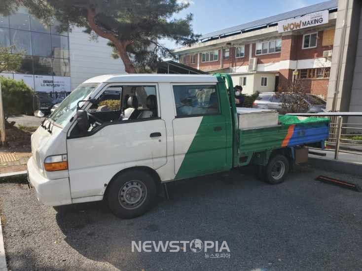 만취 상태에서 고속도로 등을 질주하던 40대 남성을 경찰이 실탄을 쏘며 추격전을 벌인 끝에 검거했다. 사진은 검거된 차량 모습.(사진=전북경찰청 제공)