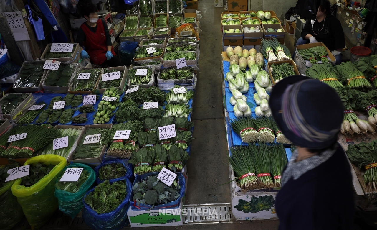 9월 소비자물가 상승률이 1.0%를 보이며 6개월만에 1.0%대로 진입한 6일 오후 서울 동대문구 경동시장에서 시민들이 농산물 등을 구매하고 있다. 긴 장마로 농·축·수산물 가격이 1년 전보다 13.5% 상승해 2011년 3월 이후 가장 큰폭을 나타냈으며 채소류 가격은 2016년 10월 이후 최대 상승폭인 34.7%을 기록했다. ⓒ뉴시스