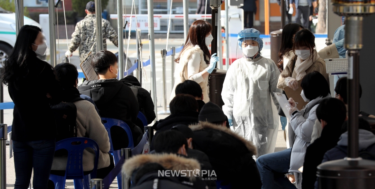 5일 오후 서울 영등포구 보건소 선별진료소를 찾은 시민들이 진료 받기 위해 대기하고 있다.ⓒ뉴시스