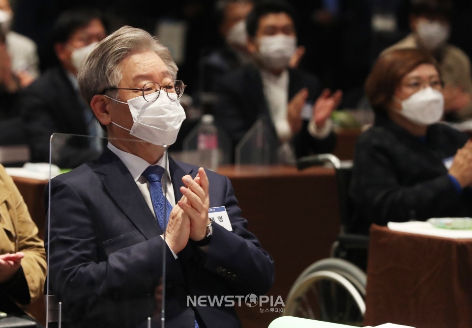 6일 오전 경기도 수원시 팔달구 노보텔 앰배서더 호텔에서 열린 '2020 경기도 사회주택 콘퍼런스'에서 이재명 경기도지사가 박수를 치고 있다.ⓒ뉴시스