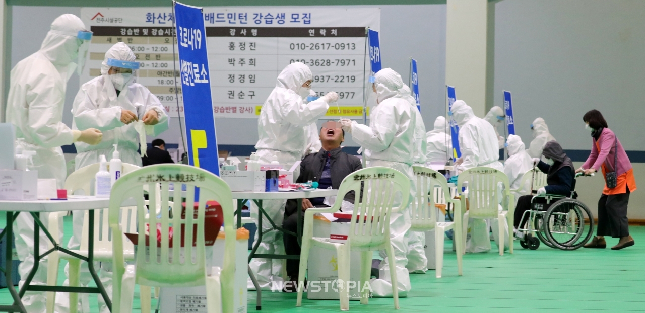 전주시가 요양병원 등의 신종 코로나바이러스 감염증(코로나19)에 취약한 고위험군 시설을 대상으로 전수조사를 시작한 11일 전북 전주시 전주화산체육관 선별진료소에서 의료진들이 시민들을 대상으로 검체 채취를 하고 있다.ⓒ뉴시스