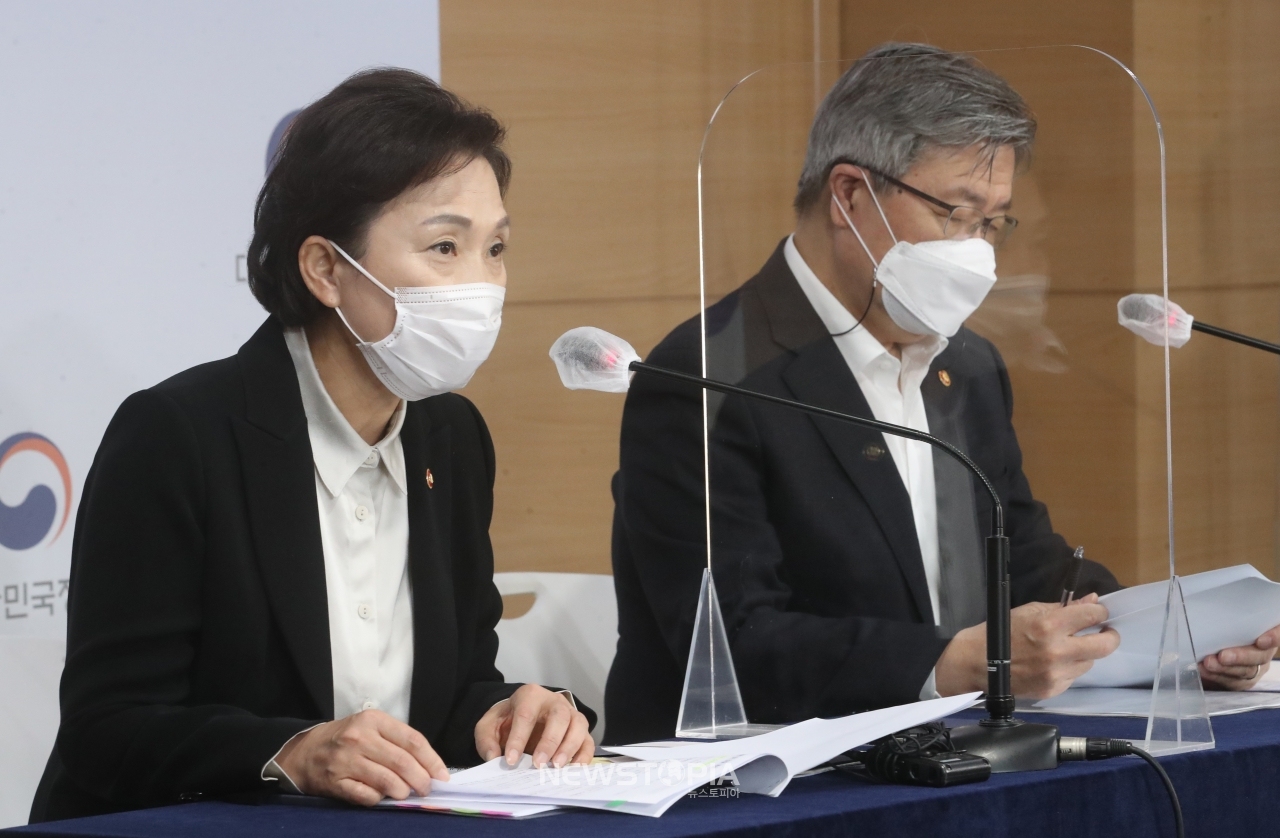 김현미 국토교통부 장관과 이재갑 고용노동부 장관이 12일 서울 종로구 정부서울청사 합동브리핑실에서 택배기사 과로방지 대책을 발표하고 있다.ⓒ뉴시스