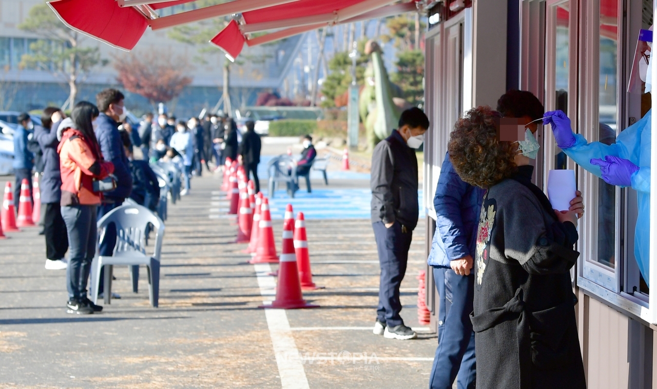 12일 오전 전남 화순군 화순읍 이용대체육관 주차장에서 신종 코로나바이러스 감염증(코로나19) 선별검사가 진행되고 있다. 화순에서는 요양보호사가 코로나19 확진 판정을 받았다.ⓒ뉴시스