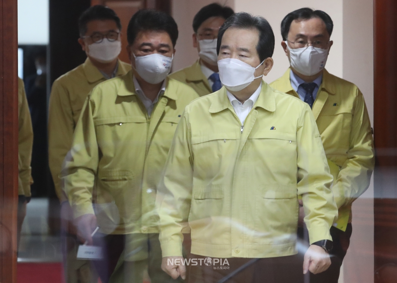 정세균 국무총리가 13일 오전 서울 종로구 정부서울청사에서 열린 코로나19 중앙재난안전대책본부 회의에 참석하고 있다. ⓒ뉴시스