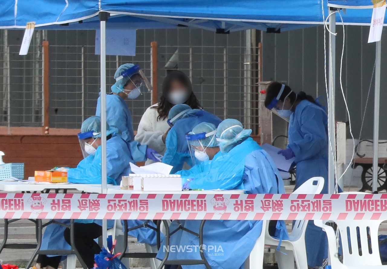 20일 제주 서귀포시 대정읍 영어교육도시 내 한 국제학교 재학생이 코로나19 확진 판정을 받은 가운데 해당 학교에서 코로나19 검체 조사가 진행되고 있다. ⓒ뉴시스