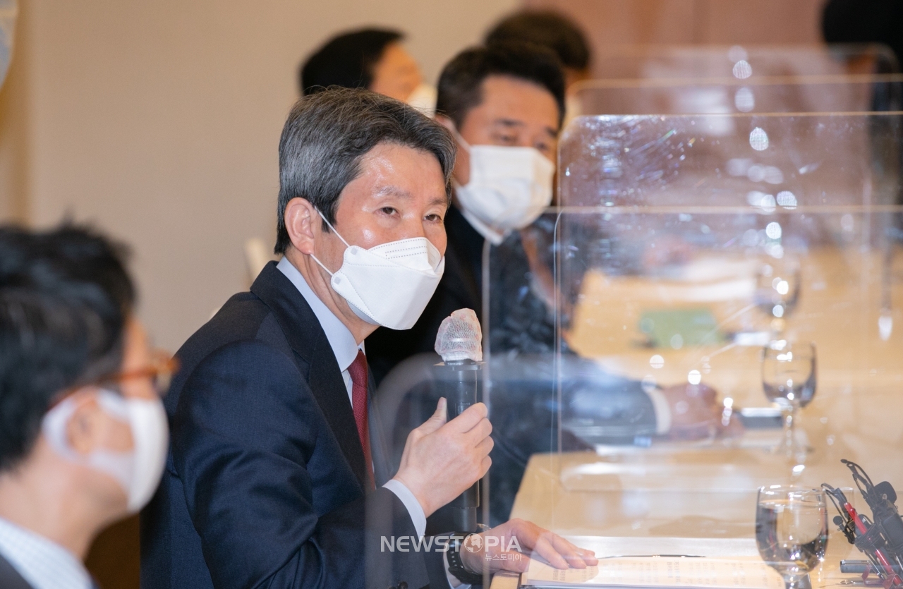 이인영 통일부 장관이 23일 서울 중구 롯데호텔에서 열린 '통일부-경제계 인사 간담회'에서 발언하고 있다. 이날 통일부는 삼성전자·SK·LG전자·현대차그룹을 비롯한 재계 관계자들과 만나 경제협력 등 향후 남북관계 발전을 위한 정부와 기업의 역할을 모색했다. ⓒ뉴시스