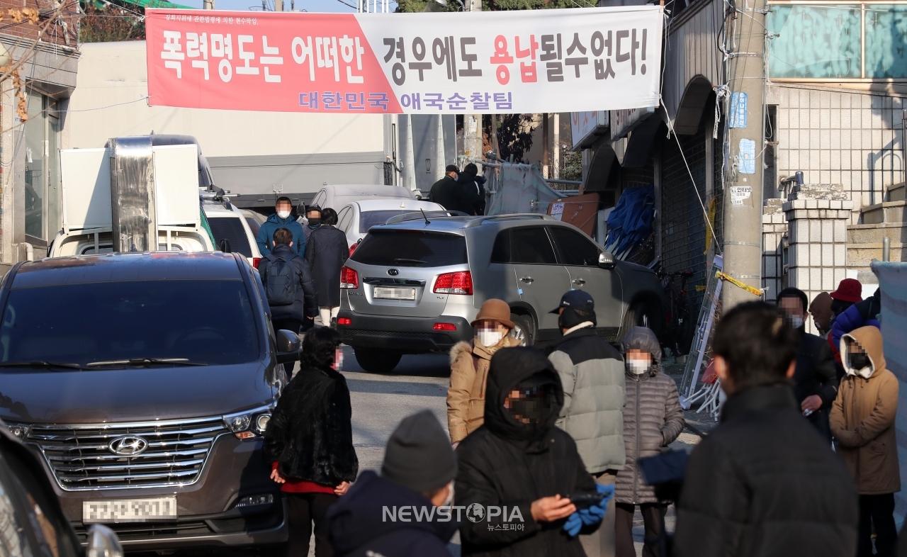 26일 오전 서울 성북구 사랑제일교회 인근에서 교인들이 대기하고 있다. 서울 장위10구역 재개발조합 측 용역업체가 오전 1시께부터 철거를 시도했지만 교인들의 반발로 오전 8시30분께 중단된 상태이다. ⓒ뉴시스