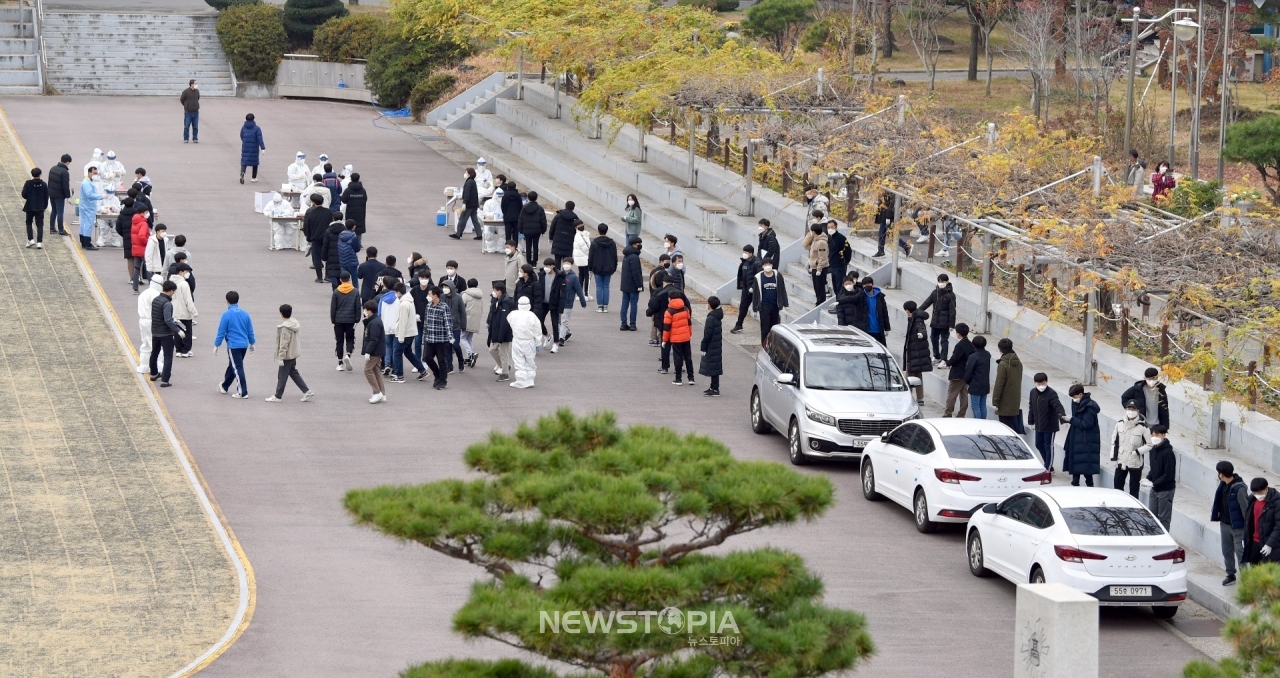 26일 오전 광주 서구 한 중학교에서 방역당국이 학생과 교직원을 대상으로 신종 코로나바이러스 감염증(코로나19) 전수검사를 실시하고 있다.ⓒ뉴시스