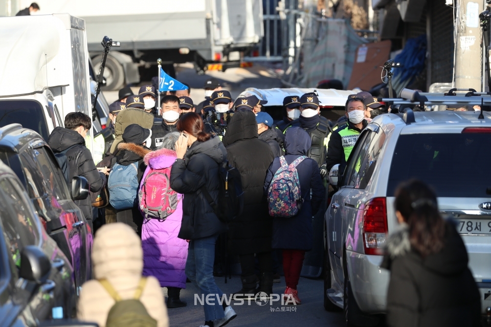 경찰이 명도집행 방해 관련 사랑제일교회를 압수수색한 1일 서울 성북구 사랑제일교회 인근 골목이 통제되고 있다.ⓒ뉴시스