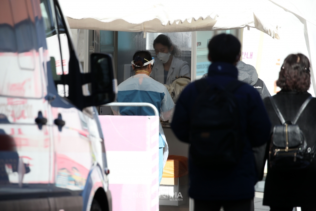코로나 신규 확진자 수가 629명을 기록한 4일 서울 중구 국립중앙의료원에 설치된 코로나19 선별진료소에서 의료진이 분주히 움직이고 있다.ⓒ뉴시스