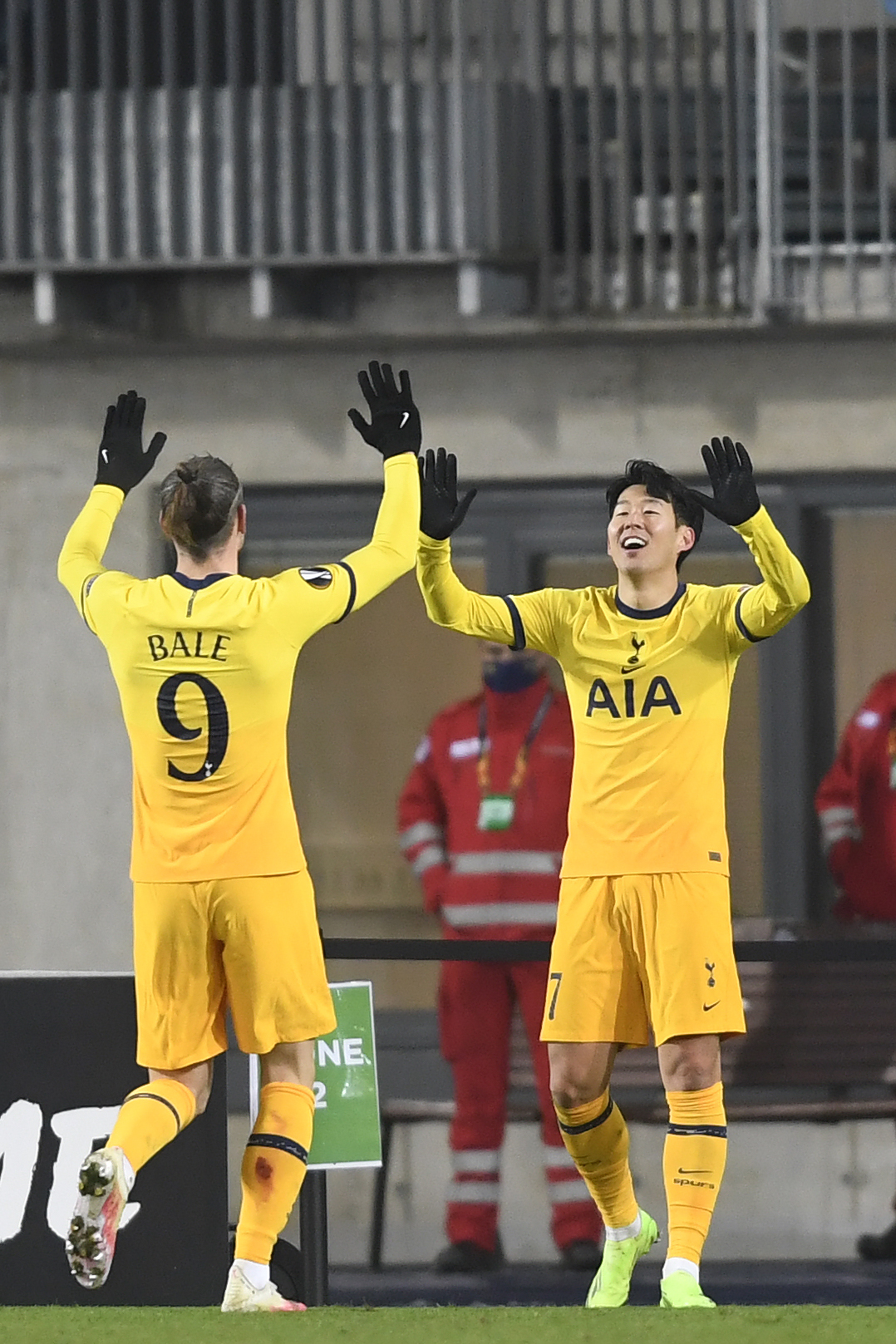 토트넘 손흥민이 3일(현지시간) 오스트리아 린츠의 린처 경기장에서 열린 2020-21 UEFA 유로파리그 조별리그 J조 5차전 LASK 린츠(오스트리아)와의 경기에 선발 출전해 팀의 두 번째 골을 넣고 개러스 베일과 기쁨을 나누고 있다. ⓒap