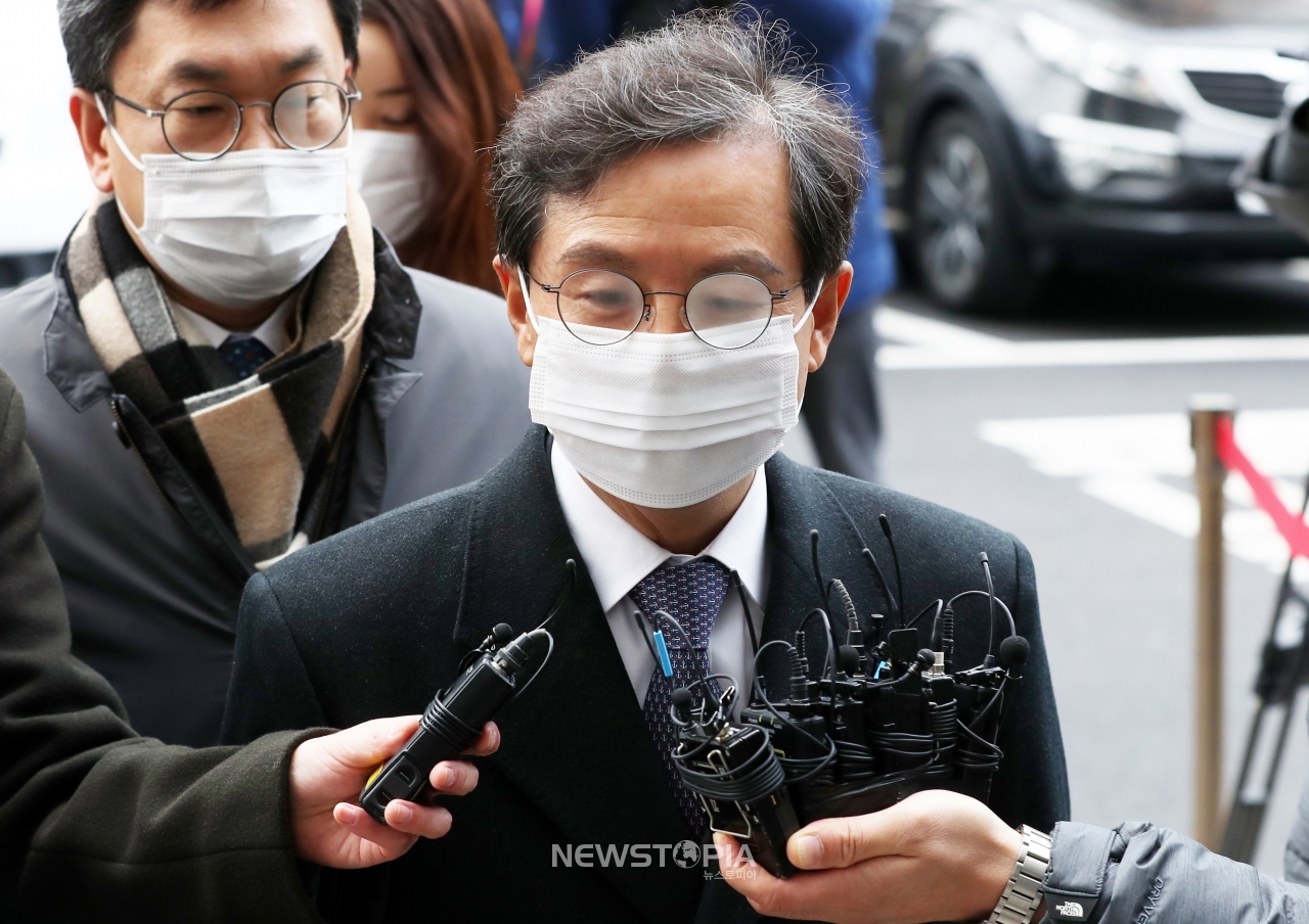 돈을 받고 우리은행 고위 인사들에게 라임 사태 관련 로비를 한 혐의를 받는 윤갑근 전 대구고검장이 구속 전 피의자 심문(영장실질심사)에 출석하기 위해 10일 서울 양천구 서울남부지방법원으로 들어서며 취재진 질문에 답하고 있다.ⓒ뉴시스