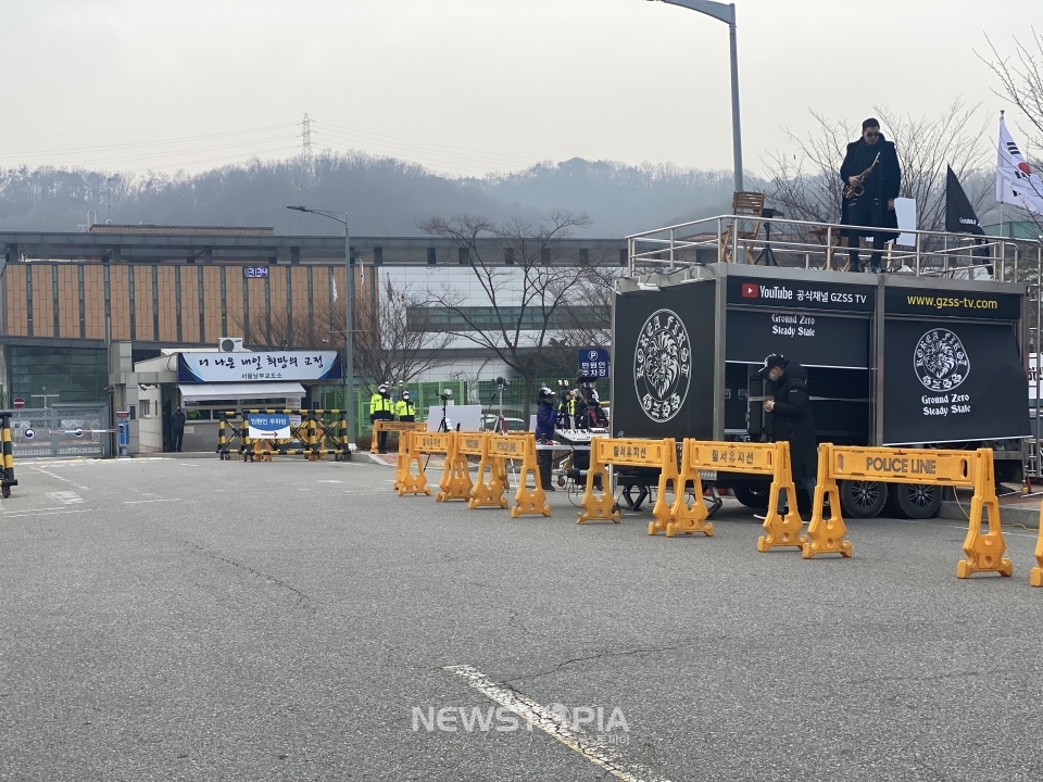 11일 일부 단체가 오는 12일 조두순이 출소하는 서울 구로구 남부교도소 앞에서 시위를 진행하고 있다.ⓒ뉴시스