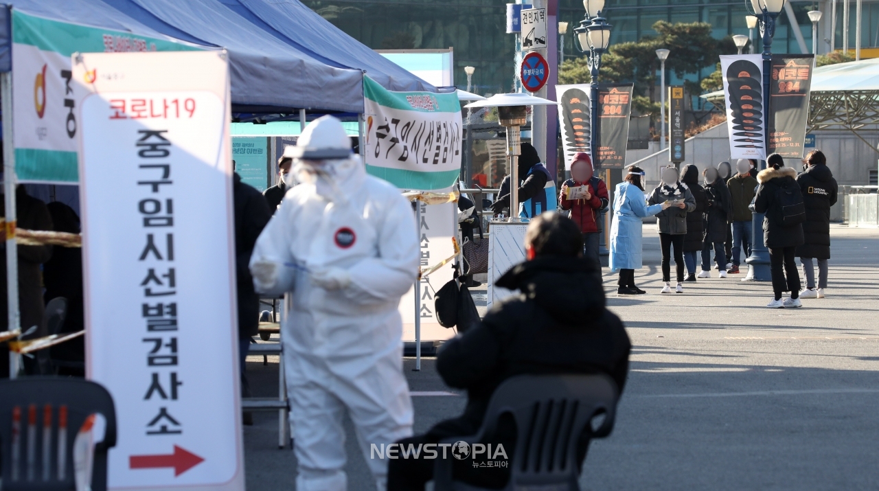 신종 코로나바이러스 감염증(코로나19) 확산에 대응 대규모 선제 진단검사를 실시하기 위해 수도권 150여곳에서 임시선별진료소 운영을 시작한 14일 오전 서울역 광장에 마련된 임시선별진료소에서 시민들이 검사를 받기 위해 줄 서 있다. ⓒ뉴시스