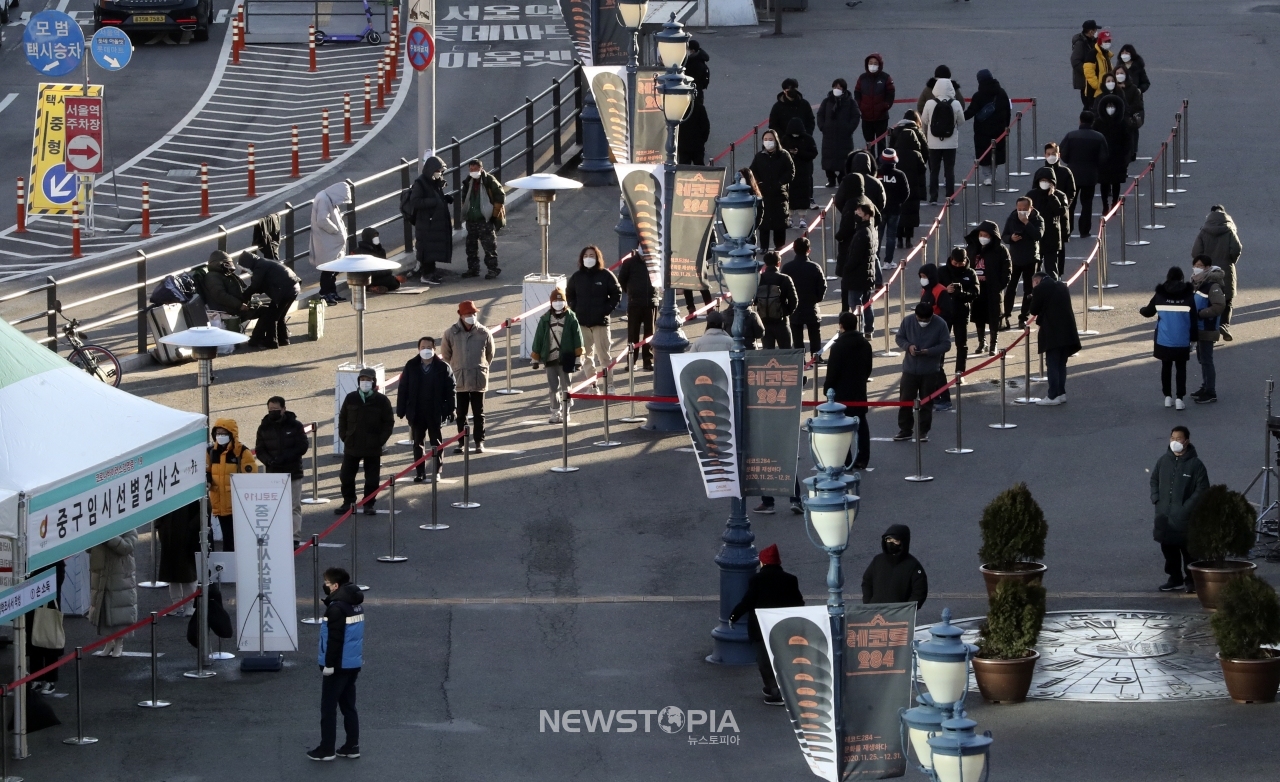 15일 중구 서울역 광장에 마련된 중구 임시 선별진료소에서 시민들이 코로나19 검사를 받기 위해 줄지어 대기하고 있다.ⓒ뉴시스