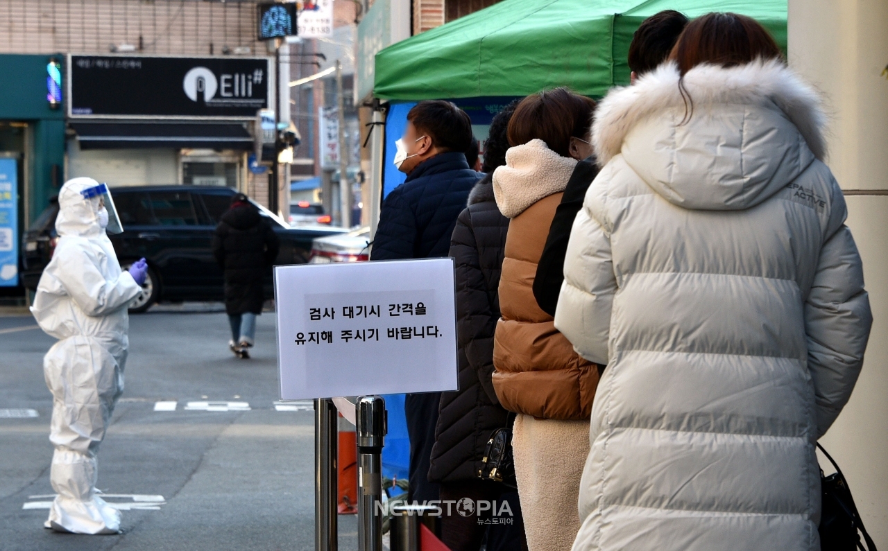 대구지역 신종 코로나바이러스 감염증(코로나19) 확진자가 25명으로 집계된 20일 오후 대구 수성구 보건소 코로나19 선별진료소를 찾은 시민들이 검사를 받기 위해 대기하고 있다.ⓒ뉴시스