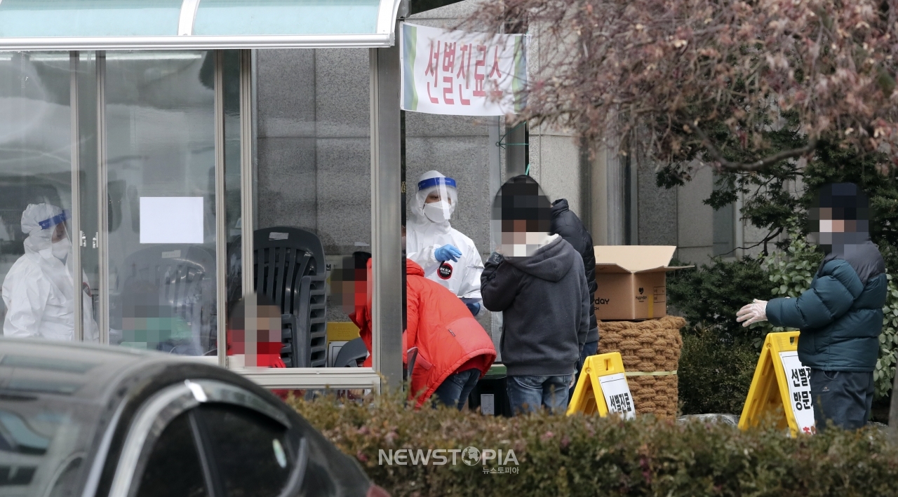 신종 코로나바이러스 감염증(코로나19) 신규 확진자가 1,020명으로 집계되며 사흘만에 다시 1천명대로 늘어난 4일 오후 서울 동대문구보건소에 마련된 동대문구선별진료소에서 시민들이 검사를 받기 위해 줄지어 기다리고 있다.ⓒ뉴시스