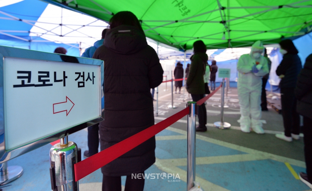 전국에 한파가 몰아치며 영하권 날씨를 보인 6일 오전 대구 수성구 보건소 코로나19 선별진료소에서 시민들이 검사를 받기 위해 줄 지어 서 있다.ⓒ뉴시스