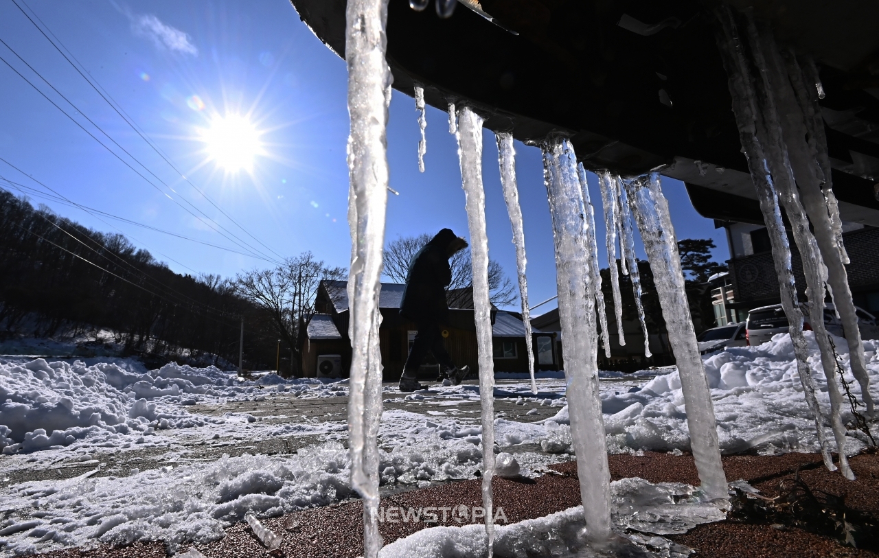 전국적으로 한파 특보가 내려진 8일 오후 경기도 광주시 퇴촌면 한 주차장에 세워진 트럭에 고드름이 매달려있다.ⓒ뉴시스