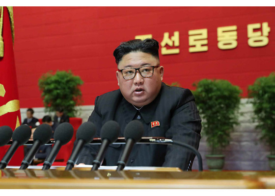 북한 노동신문이 김정은 국무위원장이 지난 7일 열린 조선노동당 제8차 대회 3일차 회의에 참석해 당중앙위원회 제7기 사업총화보고를 했다고 8일 보도했다. 2021.01.08. (사진=노동신문 캡쳐)