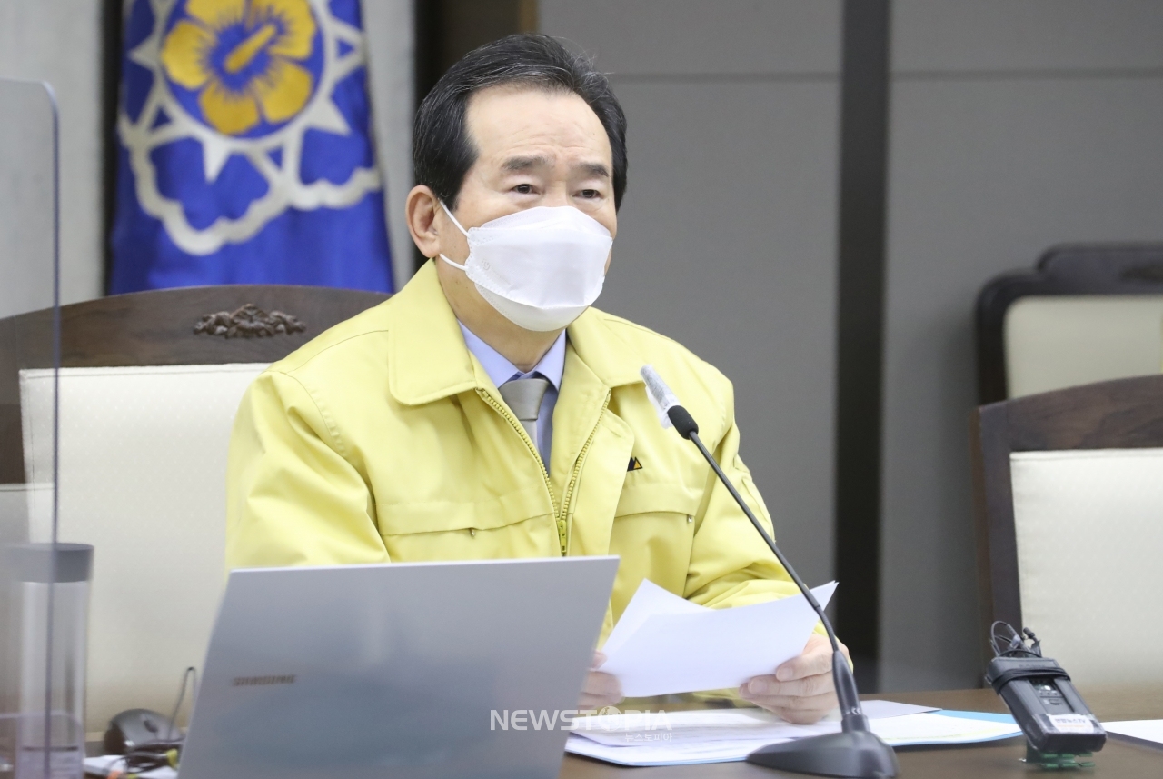 정세균 국무총리가 12일 오전 정부세종청사에서 열린 신종 코로나바이러스 감염증(코로나19) 중앙방역대책본부(중대본) 회의에서 모두발언을 하고 있다.ⓒ뉴시스