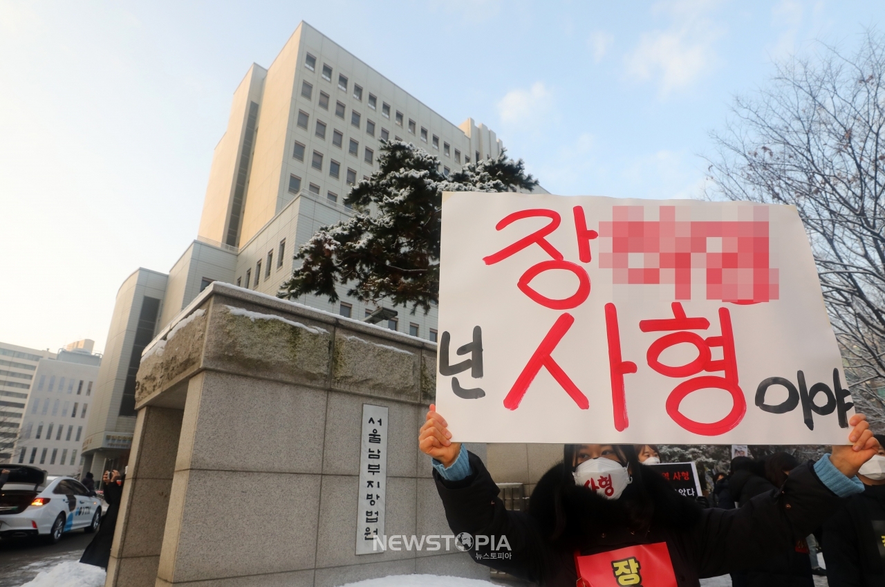 학대 받아 숨진 것으로 알려진 정인이 양부모에 대한 첫 재판이 열리는 13일 오전 서울 양천구 서울남부지방법원 앞에서 대한아동학대방지협회 회원이 살인죄 처벌을 촉구하며 1인 시위를 하고 있다.ⓒ뉴시스