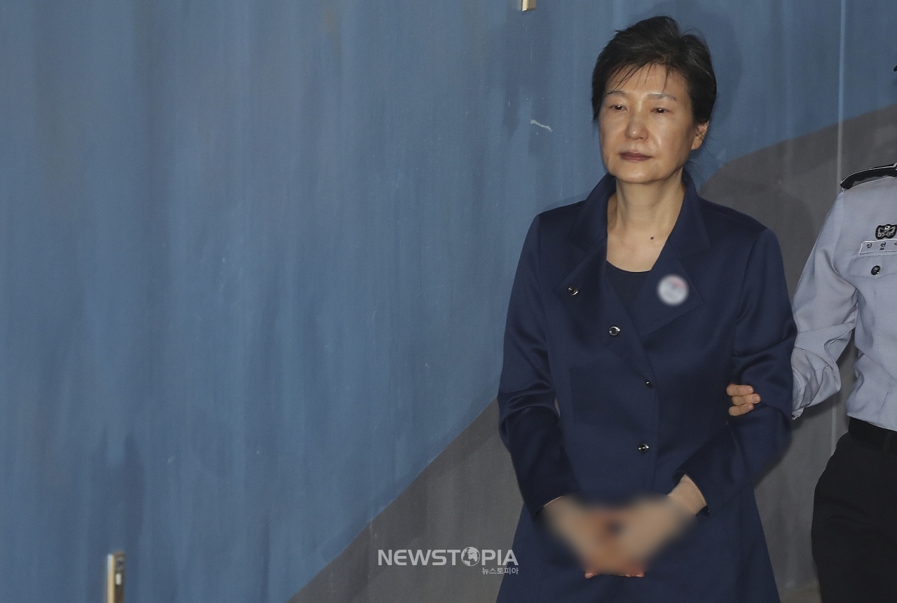 박근혜 전 대통령이 지난16일 오전 서초구 서울중앙지법으로 구속 연장 후 처음으로 열린 80차 공판에 출석하고 있다.ⓒ뉴시스