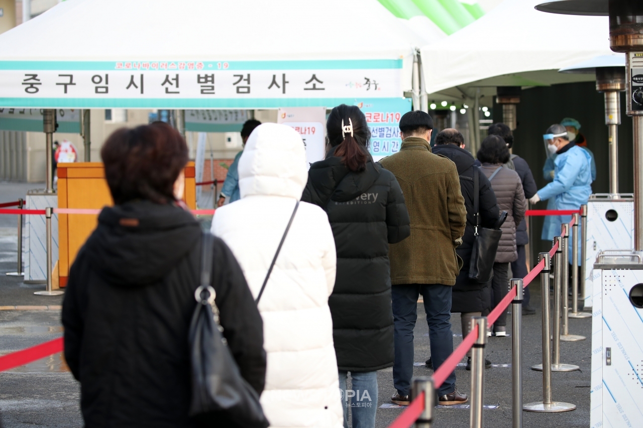 524명의 신규 코로나19 확진자가 발생한 14일 오전 서울역 광장에 설치된 중구 임시 선별검사소에서 시민들이 검사를 받기 위해 줄을 서고 있다.ⓒ뉴시스