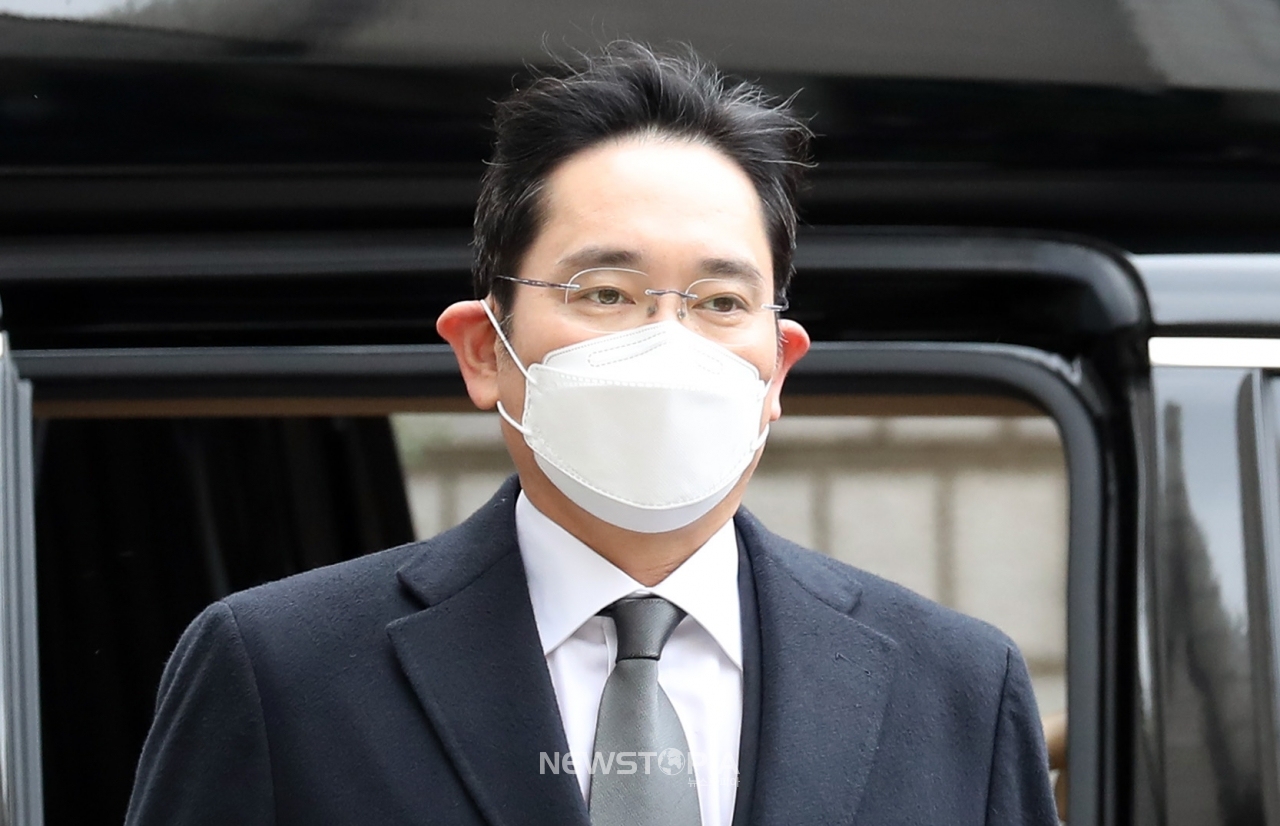 국정농단 혐의로 재판을 받고 있는 이재용 삼성전자 부회장이 18일 오후 서울 서초구 서울고등법원에서 열린 파기환송심 선고 공판에 출석하고 있다.ⓒ뉴시스