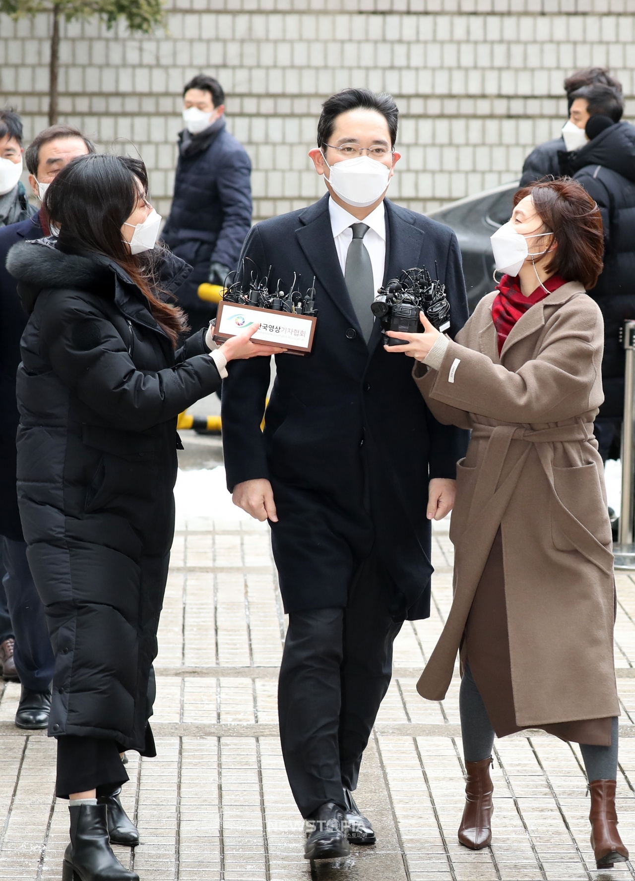 국정농단 혐의로 재판을 받고 있는 이재용 삼성전자 부회장이 18일 오후 서울 서초구 서울고등법원에서 열린 파기환송심 선고 공판에 출석하고 있다.