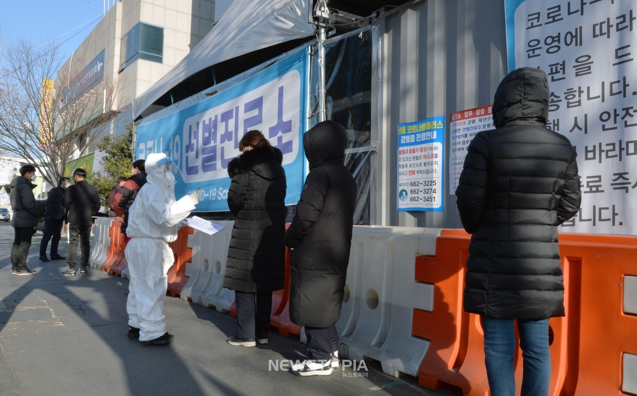 국내 첫 신종 코로나바이러스 감염증(코로나19) 확진자 발생 1년이 된 20일 오전 대구 동구 보건소 코로나19 선별진료소에서 시민들이 검체 채취를 하기 위해 줄을 서 있다.