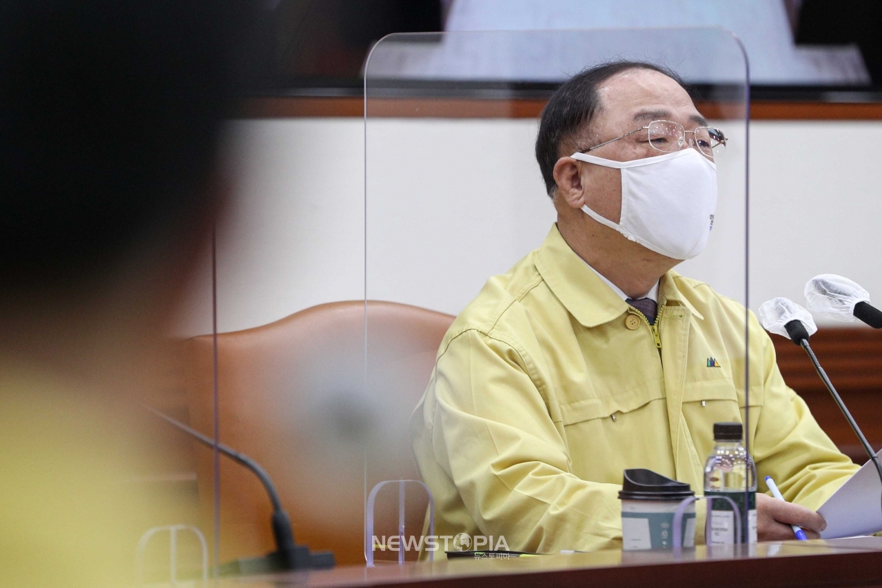 홍남기 경제부총리 겸 기획재정부 장관이 20일 오전 서울 종로구 정부서울청사에서 열린 제27차 비상경제 중앙대책본부(중대본) 회의에 참석해 발언하고 있다.ⓒ뉴시스