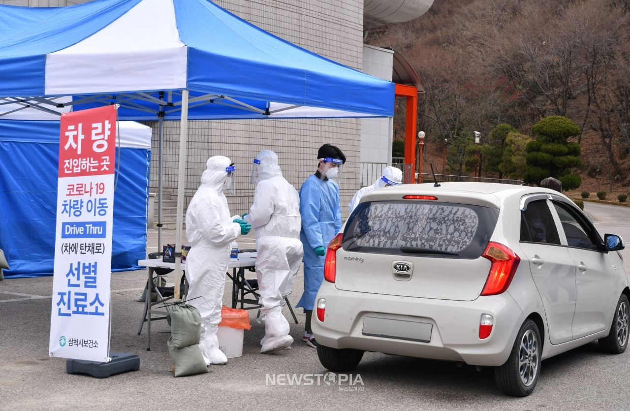 강원 삼척시에서 최근 코로나19 확진자가 잇따라 발생함에 따라 22일 문화예술회관 앞 광장에 설치된 선별진료소에서 선제 진단검사가 실시되고 있다. (사진=삼척시청 제공)