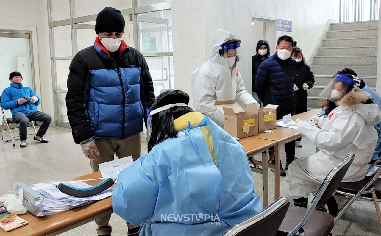 충북 충주시가 1일 충주산업단지 임시 선별진료소에서 외국인 근로자 210명을 상대로 PCR 검사를 하고 있다.(사진=충주시 제공)