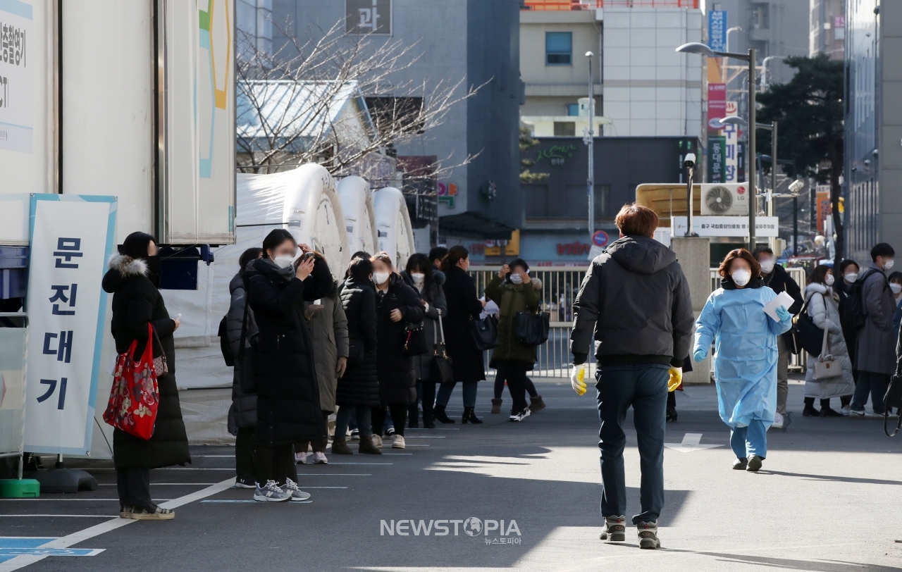 사흘 연속 신종 코로나바이러스 감염증(코로나19) 신규 확진자가 300명대를 유지한 2일 오전 서울 중구 국립중앙의료원에 마련된 선별진료소를 찾은 시민들이 진료를 기다리고 있다.ⓒ뉴시스