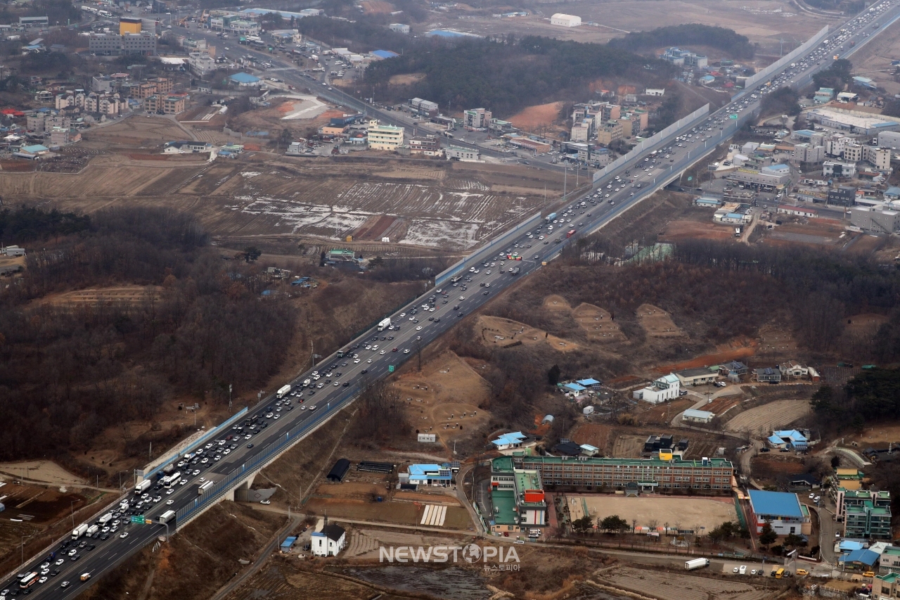 설 연휴를 하루 앞둔 10일 오후 경기도 평택시 서해안 고속도로 서평택ic 인근 하행선에 차량행렬이 이어지고 있다. (항공촬영 협조 : 서울경찰청 이용길 경감, 경기북부경찰청 김용옥 경위)