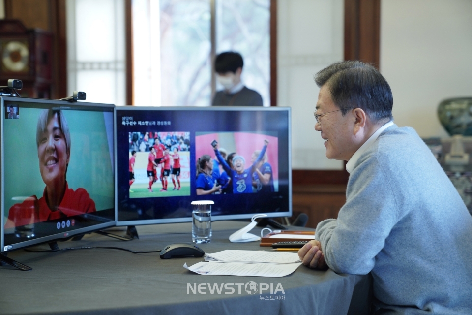 문재인 대통령이 11일 오전 설 명절을 맞아 청와대 관저에서 여자축구 국가대표 지소연과 영상통화를 하고 있다. (사진=청와대 제공)