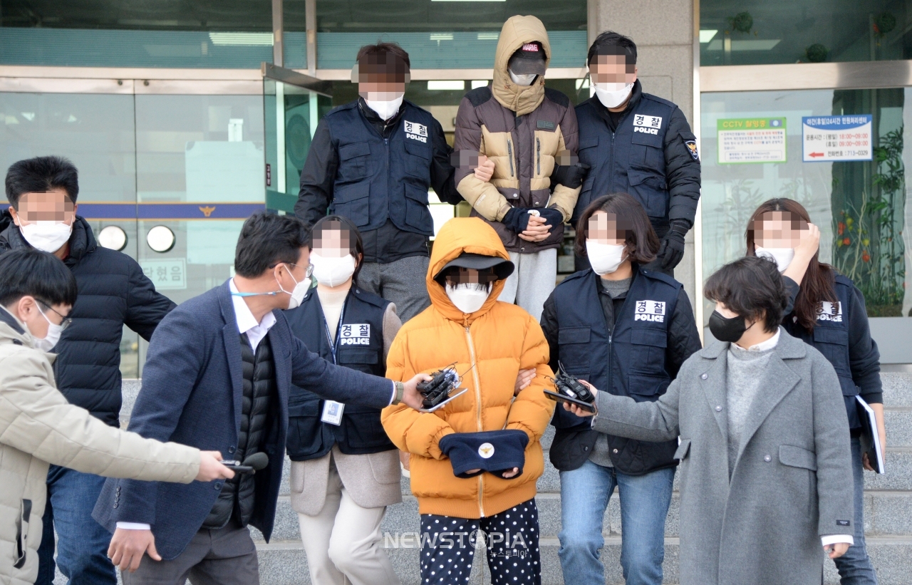 12일 전북 전주시 전주덕진경찰서에서 생후 2주 된 영아를 숨지게 한 혐의로 경찰 수사를 받던 20대 부부가 구속 전 피의자 심문(영장실질심사)을 받기 위해 경찰서를 빠져나오고 있다.ⓒ뉴시스