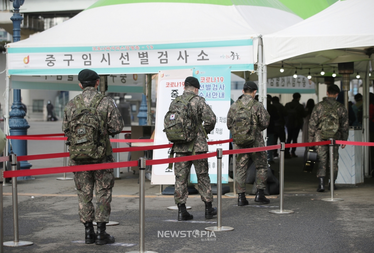 신종 코로나바이러스 감염증(코로나19) 확진자가 344명으로 집계된 15일 오후 서울 중구 서울역광장에 마련된 코로나19 임시선별검사소에서 육군 장병들이 검사를 받기 위해 대기하고 있다.ⓒ뉴시스