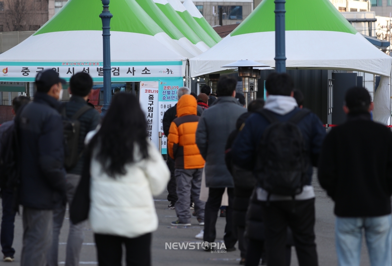 코로나19 신규 확진자가 오전0시 기준 357명으로 이틀 연속 3백명대를 보인 23일 서울역 임시선별진료소를 찾은 시민이 검사를 위해 줄을 서고 있다.ⓒ뉴시스