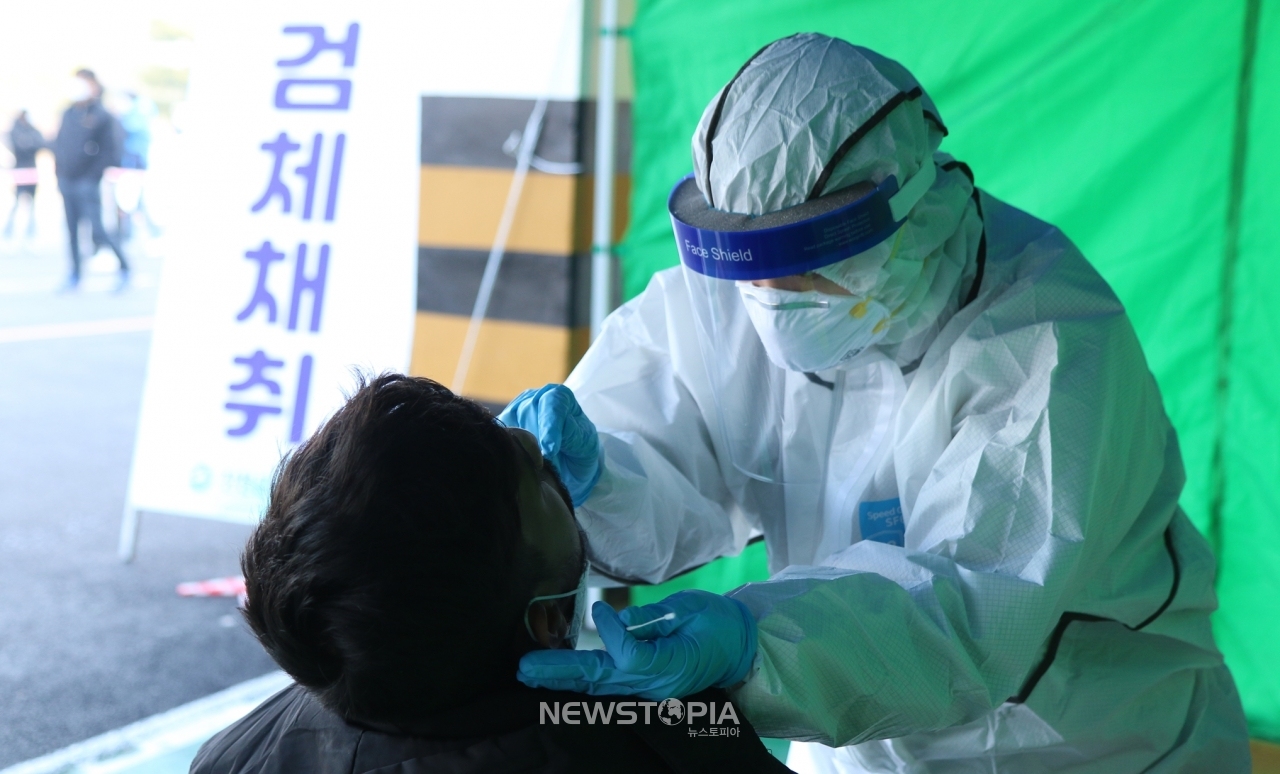 충북 진천군보건소는 8일 진천읍 화랑관 주차장에 임시선별진료소를 마련하고 외국인 근로자를 대상으로 신종 코로나바이러스 감염증(코로나19) 전수검사를 하고 있다. ⓒ뉴시스