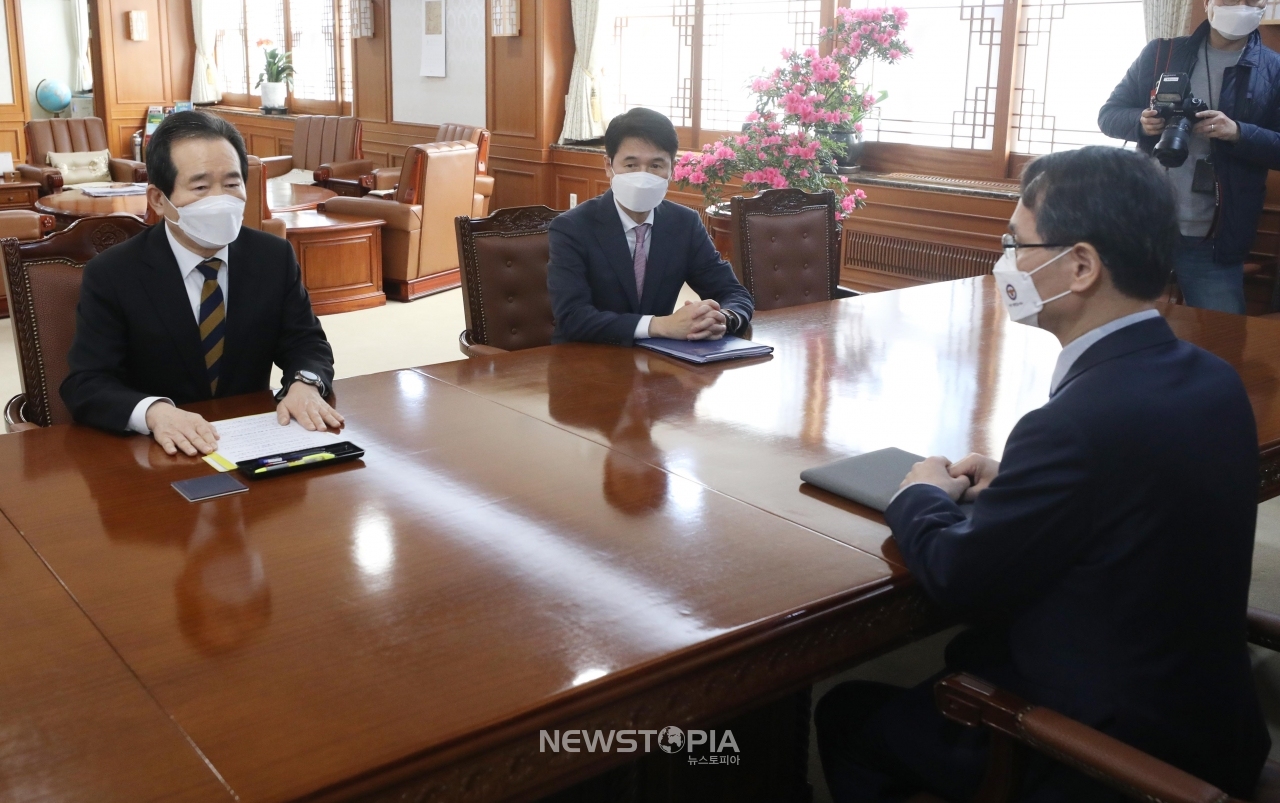 정세균 국무총리가 8일 오전 서울 종로구 정부서울청사에서 남구준 경찰청 국가수사본부장(국수본)의 보고 받기에 앞서 발언을 하고 있다. 경찰청 국가수사본부는 한국토지주택공사(LH) 임직원의 신도시 투기 의혹 사건 수사를 총괄 지휘한다. ⓒ뉴시스