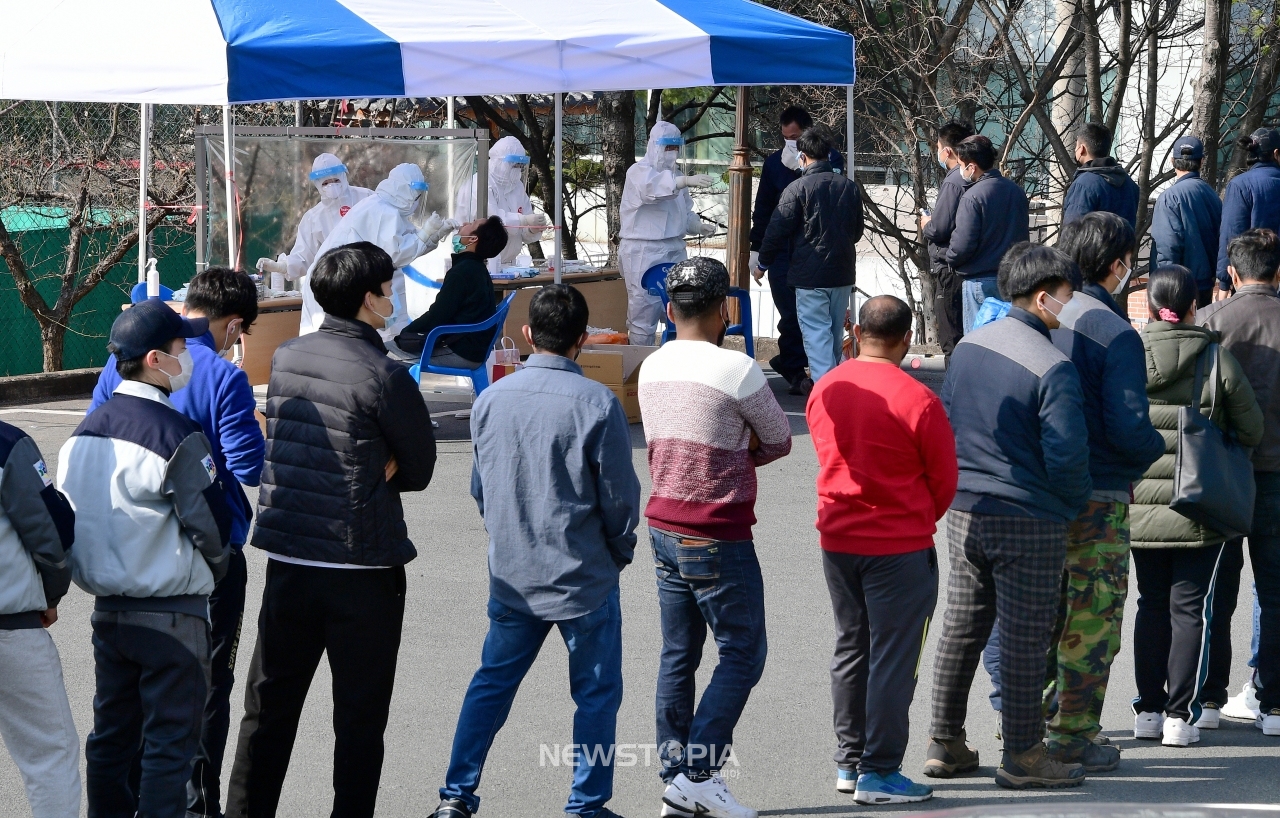 경북도가 외국인 근로자 코로나19 진단검사 행정명령을 내린 가운데 10일 오전 경북 경산산업단지관리공단 주차장에 마련된 이동 선별진료소에서 한 외국인 근로자가 검체 채취를 받고 있다.ⓒ뉴시스